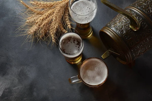 Copos Cerveja Trigo Fundo Escuro — Fotografia de Stock