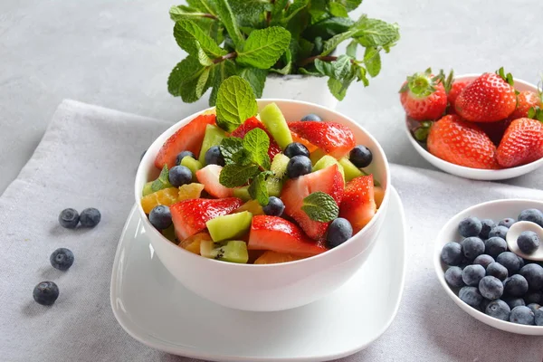 Schaal Van Gezonde Verse Kleurrijke Fruitsalade Houten Achtergrond Top Uitzicht — Stockfoto