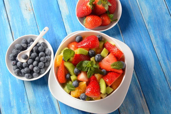 Tigela Salada Frutas Coloridas Frescas Saudáveis Fundo Madeira Visão Superior — Fotografia de Stock