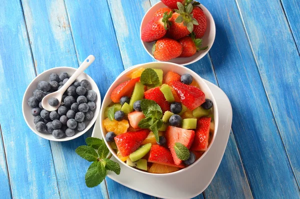 Tigela Salada Frutas Coloridas Frescas Saudáveis Fundo Madeira Visão Superior — Fotografia de Stock