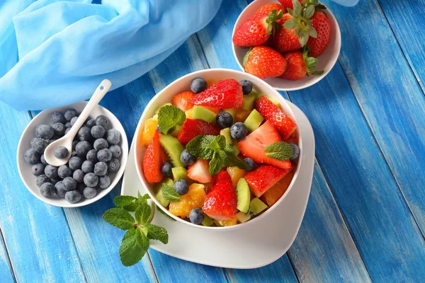 Schaal Van Gezonde Verse Kleurrijke Fruitsalade Houten Achtergrond Top Uitzicht — Stockfoto