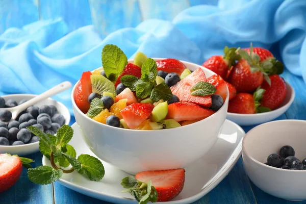 Schaal Van Gezonde Verse Kleurrijke Fruitsalade Houten Achtergrond Top Uitzicht — Stockfoto