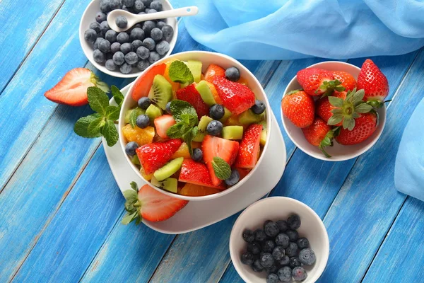 Schaal Van Gezonde Verse Kleurrijke Fruitsalade Houten Achtergrond Top Uitzicht — Stockfoto