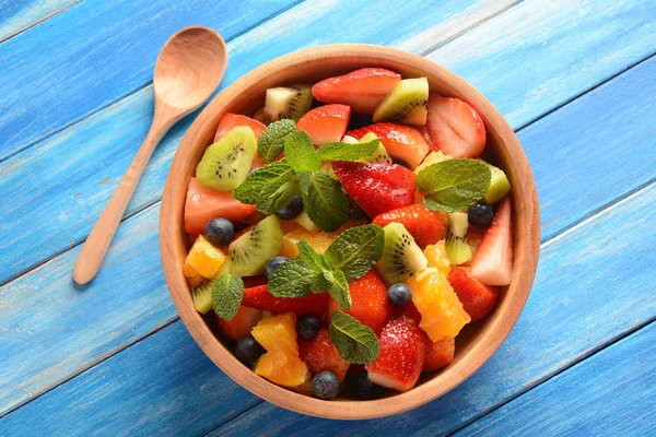 Cuenco Ensalada Frutas Frescas Coloridas Sobre Fondo Madera Vista Superior — Foto de Stock