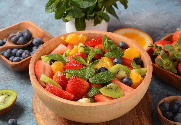 Cuenco Ensalada Frutas Frescas Coloridas Sobre Fondo Madera Vista Superior — Foto de Stock