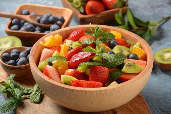 Mísa Zdravého Čerstvého Barevného Ovocného Salátu Dřevěném Pozadí Top View — Stock fotografie