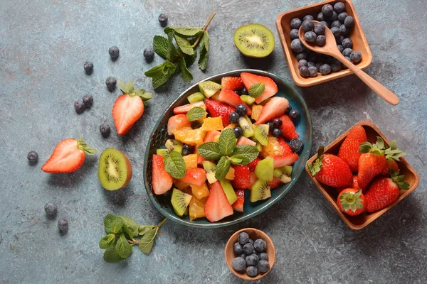 Schaal Van Gezonde Verse Kleurrijke Fruitsalade Houten Achtergrond Top Uitzicht — Stockfoto