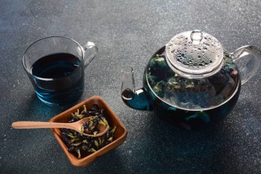 Çiçeklerden sağIıklı Mavi Kelebek Bezelye Çayı klitorya da Asya güvercin kanatları. Detoks, antioksidan, anti-stres, yaşlanma önleyici içecek Tayland, Vietnam, Bali, Malezya 'da popüler.