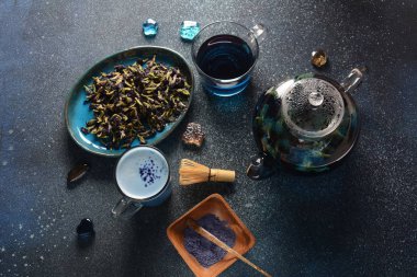 Çiçeklerden sağIıklı Mavi Kelebek Bezelye Çayı klitorya da Asya güvercin kanatları. Detoks, antioksidan, anti-stres, yaşlanma önleyici içecek Tayland, Vietnam, Bali, Malezya 'da popüler.