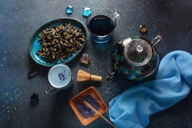 Çiçeklerden sağIıklı Mavi Kelebek Bezelye Çayı klitorya da Asya güvercin kanatları. Detoks, antioksidan, anti-stres, yaşlanma önleyici içecek Tayland, Vietnam, Bali, Malezya 'da popüler.