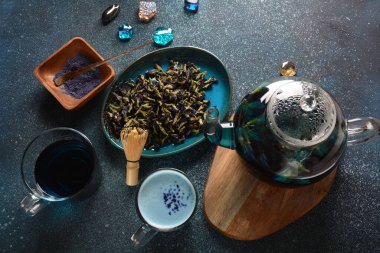 Çiçeklerden sağIıklı Mavi Kelebek Bezelye Çayı klitorya da Asya güvercin kanatları. Detoks, antioksidan, anti-stres, yaşlanma önleyici içecek Tayland, Vietnam, Bali, Malezya 'da popüler.