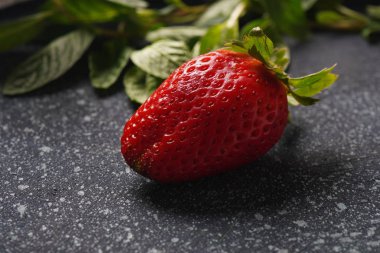 Bir kasede taze çilek. Sağlıklı yemek.