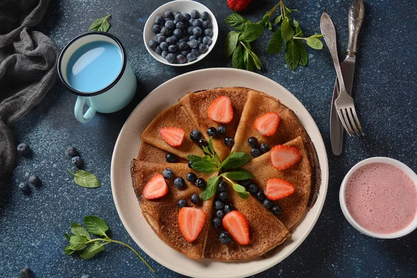 Söta Pannkakor Inslagna Med Färska Blåbär Mynta Jordgubbar Friska Frukost — Stockfoto