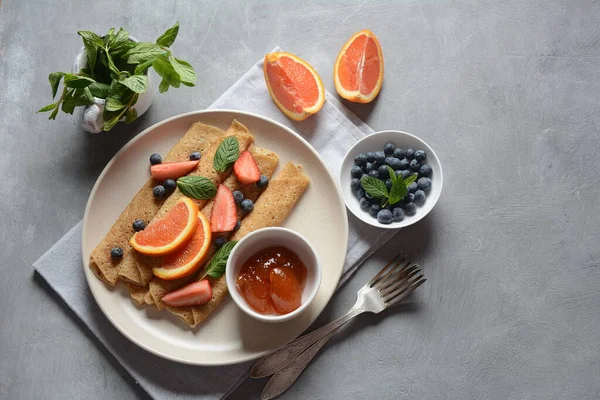 Söta Pannkakor Inslagna Med Färsk Mynta Jordgubbar Blåbär Apelsiner Och — Stockfoto