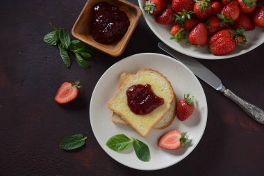 Kahvaltıda çilek reçelli tost, köy usulü. 