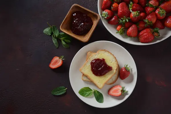 Rostat Bröd Med Jordgubbssylt Till Frukost Rustik Stil — Stockfoto