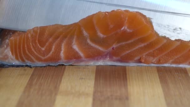 Chef Cortando Filé Salmão Fatias Para Cozinhar Sushi Câmera Lenta — Vídeo de Stock