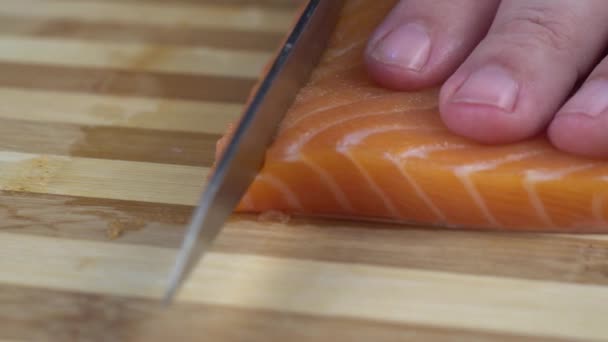 スローモーションで寿司を調理するためのスライスにサーモンフィレをカットシェフ — ストック動画