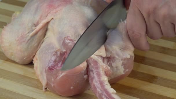 Bütün Bir Çiğ Tavuğu Porsiyonun Içine Oymak Kızarmış Tavuk Için — Stok video