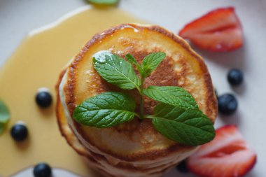 Taze yaban mersinli krep, nane, çilek, organik agave şurubu ile servis edilir. Sağlıklı kahvaltı kavramı