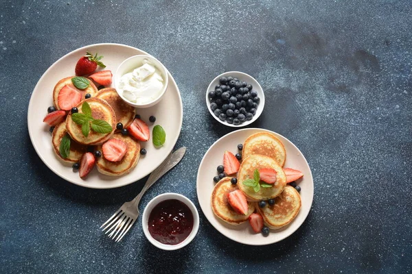 Süße Pfannkuchen Umwickelt Mit Frischen Blaubeeren Minze Erdbeeren Konzept Für — Stockfoto