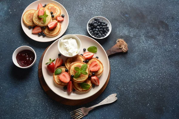 Süße Pfannkuchen Umwickelt Mit Frischen Blaubeeren Minze Erdbeeren Konzept Für — Stockfoto