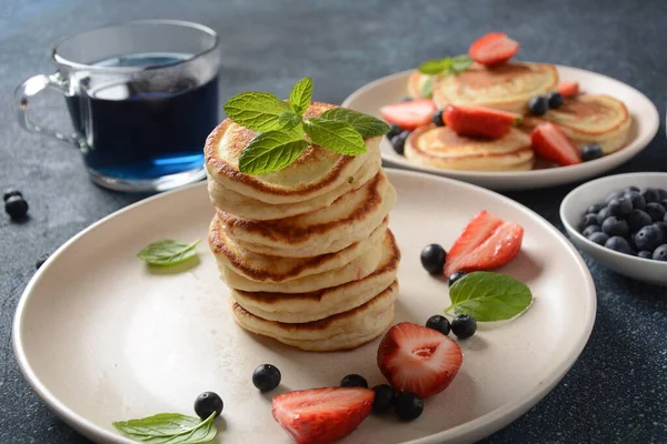 Söta Pannkakor Serveras Med Färska Blåbär Mynta Jordgubbar Ekologisk Agave — Stockfoto