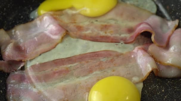 Två Strimlor Bacon Stekes Stekpanna Med Två Ägg Två Strimlor — Stockvideo