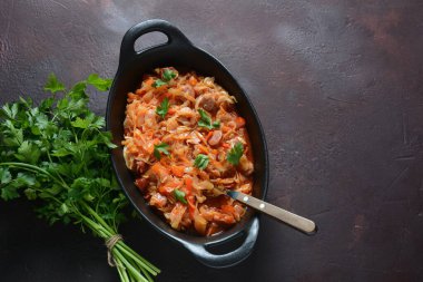 Domates soslu ızgara lahana güveci. Geleneksel Alman, Polonya ya da Rus mutfağı.