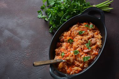 Domates soslu ızgara lahana güveci. Geleneksel Alman, Polonya ya da Rus mutfağı.