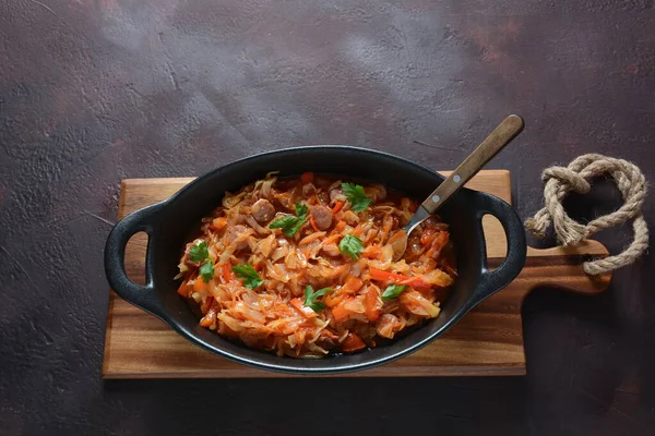 Guisado Repolho Com Linguiça Grelhada Molho Tomate Prato Tradicional Cozinha — Fotografia de Stock