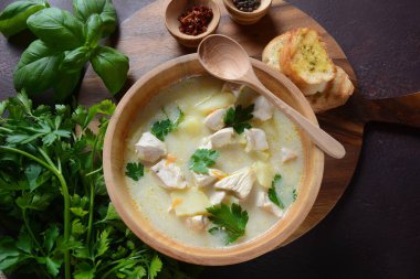 Tavuk ve sebzeli kremalı çorba. 