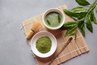 Yeşil kibrit çayı içeceği ve beyaz arka planda çay aksesuarları. Japon çay töreni konsepti. Detoks çayı. Antioksidan içeceği.