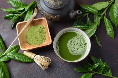 Yeşil kibrit çayı içeceği ve beyaz arka planda çay aksesuarları. Japon çay töreni konsepti. Detoks çayı. Antioksidan içeceği.