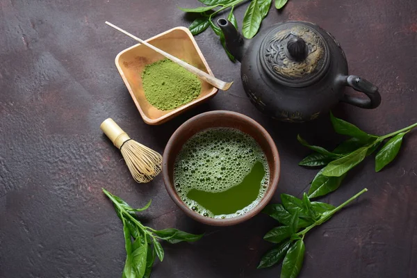 Yeşil kibrit çayı içeceği ve beyaz arka planda çay aksesuarları. Japon çay töreni konsepti. Detoks çayı. Antioksidan içeceği.