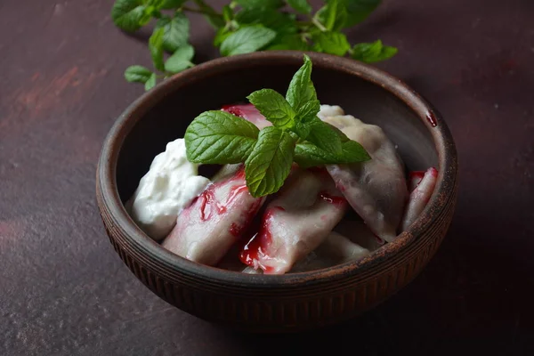 Knödel Mit Kirschen Sauerrahm Und Minze Ukrainische Russische Und Weißrussische — Stockfoto