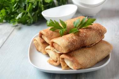 Etle doldurulmuş krepler, otlar. Rus ya da Ukrayna mutfağı. Ev yapımı pişirme. Lezzetli öğle veya akşam yemeği