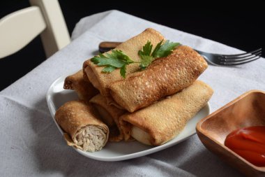 Etle doldurulmuş krepler, otlar. Rus ya da Ukrayna mutfağı. Ev yapımı pişirme. Lezzetli öğle veya akşam yemeği