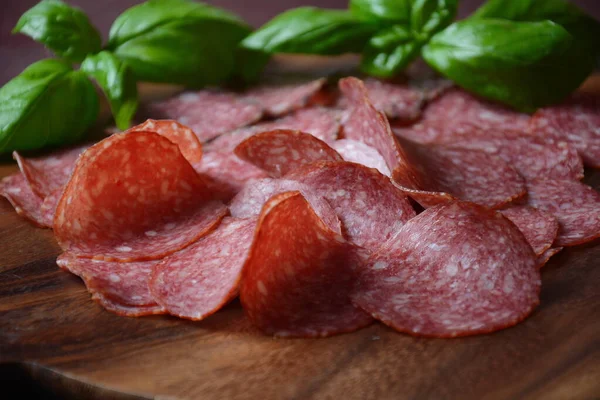 Salame Affettato Sul Tagliere — Foto Stock