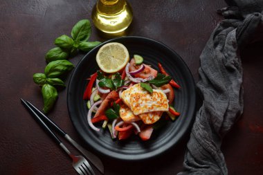 Izgara Halloumi peynirli salata, domates, salatalık, kırmızı biber, kırmızı soğan. Sağlıklı vejetaryen yemekleri. Keto diyeti