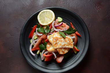 Izgara Halloumi peynirli salata, domates, salatalık, kırmızı biber, kırmızı soğan. Sağlıklı vejetaryen yemekleri. Keto diyeti