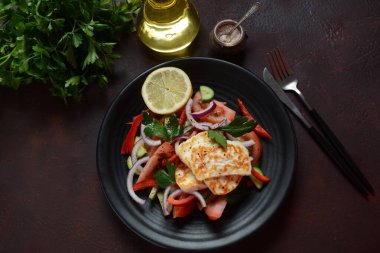 Izgara Halloumi peynirli salata, domates, salatalık, kırmızı biber, kırmızı soğan. Sağlıklı vejetaryen yemekleri. Keto diyeti
