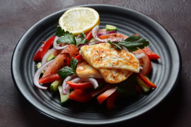 Izgara Halloumi peynirli salata, domates, salatalık, kırmızı biber, kırmızı soğan. Sağlıklı vejetaryen yemekleri. Keto diyeti