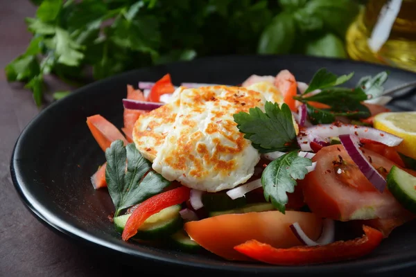 Grilovaný Halloumi Sýrový Salát Rajčaty Okurkami Červeným Pepřem Červenou Cibulí — Stock fotografie