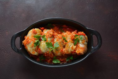 Domates soslu biftek ve pirinçle doldurulmuş lahana ruloları.