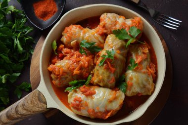 Domates soslu biftek ve pirinçle doldurulmuş lahana ruloları.