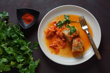 Domates soslu biftek ve pirinçle doldurulmuş lahana ruloları.
