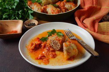 Domates soslu biftek ve pirinçle doldurulmuş lahana ruloları.