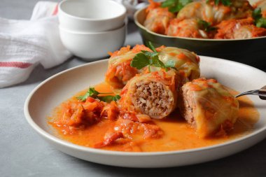 Domates soslu biftek ve pirinçle doldurulmuş lahana ruloları.