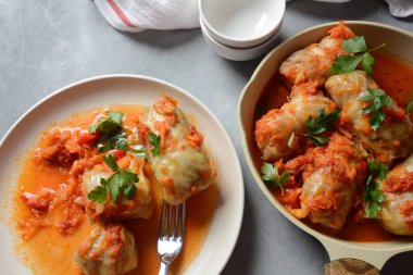 Domates soslu biftek ve pirinçle doldurulmuş lahana ruloları.